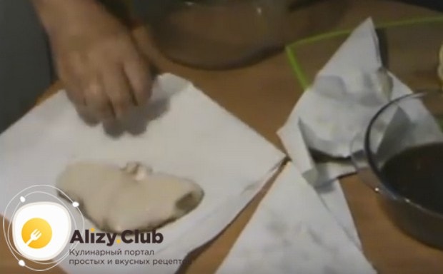 Перед тем, как приготовить стейк из акулы на сковороде, промокаем его бумажными салфетками и отправляем в маринад.