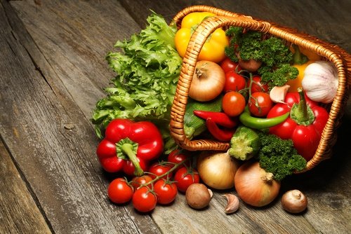 Корзина с овощами и щелочная диета