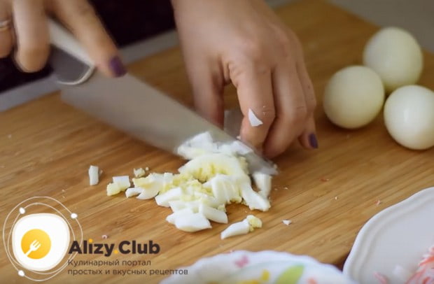 В классическом рецепте салата с крабовыми палочками и кукурузой используются отварные яйца.