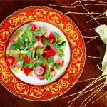 Салаты с клубникой, фруктами, овощами, сыром, орехами, грибами. Как приготовить полезные и вкусные салаты с клубникой?