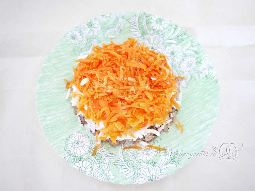 Салат Мимоза с сыром и яйцом - выкладываем морковь
