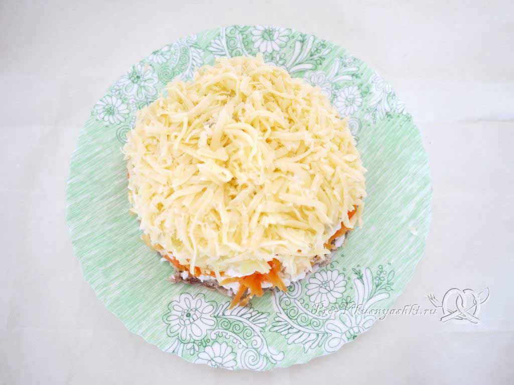 Салат Мимоза с сыром и яйцом - выкладываем сыр