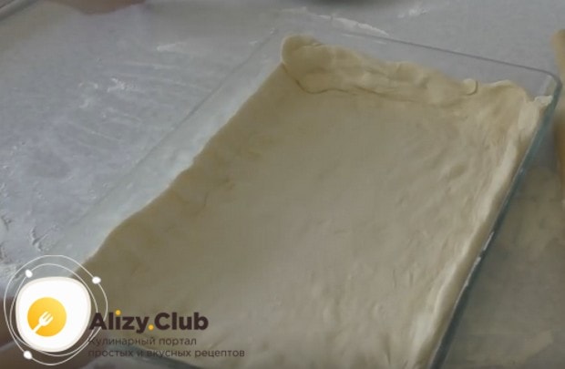 раскатав тесто в пласт, выкладываем его в форму для выпекания и делаем бортики.