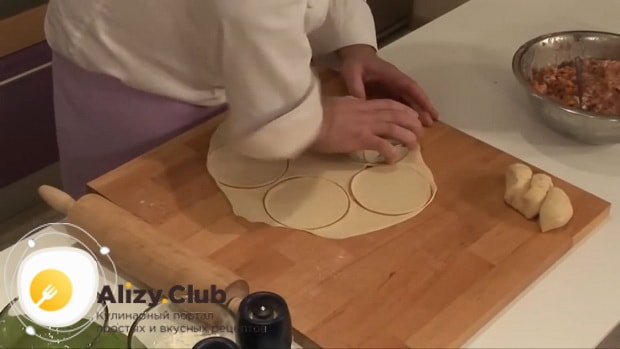 Для приготовления мантов по рецепту приготовления с картошкой и мясом, раскатайте тесто