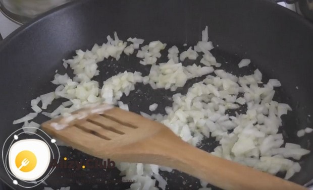 Пока картофель варится, пассеруем на сковороду измельченный лук.