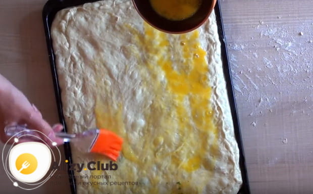 яйцом смазываем поверхность пирога