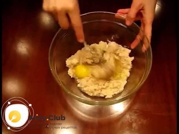 По рецепту фаршированной щуки запеченной в духовке, добавьте яйца