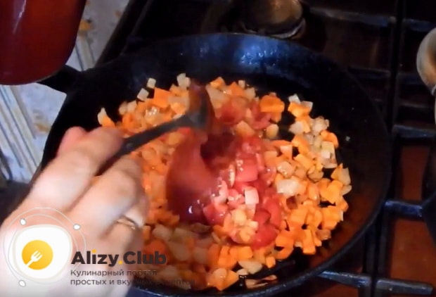 выкладываем в сковороду томатную пасту