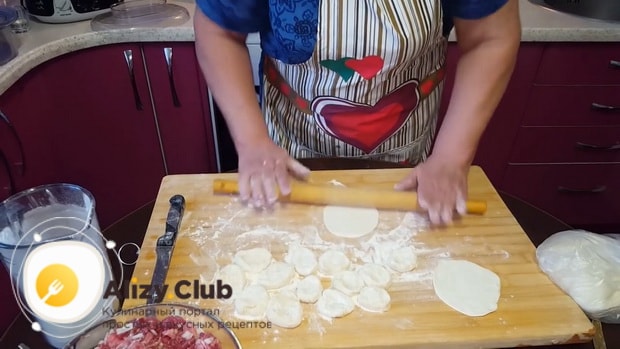 Для приготовления мантов с рубленным мясом, по пошаговому рецепту с фото нарежьте тесто