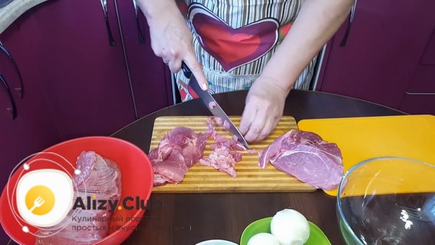 Для приготовления мантов с рубленным мясом, по пошаговому рецепту с фото нарежьте мясо