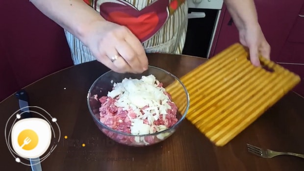 Для приготовления мантов с рубленным мясом, по пошаговому рецепту с фото посолите начинку