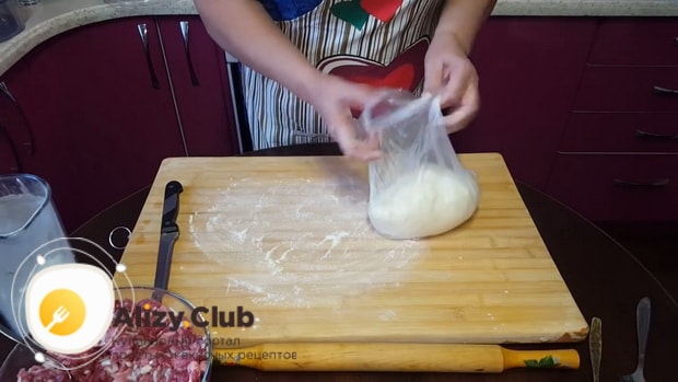 Для приготовления мантов с рубленным мясом, по пошаговому рецепту с фото положите тесто в пакет
