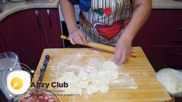 Для приготовления мантов с рубленным мясом, по пошаговому рецепту с фото раскатайте тесто