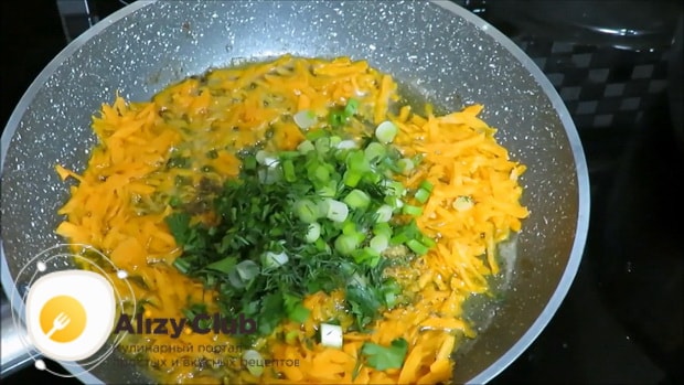 Обжарьте морковь для приготовления овощного супа с зеленым горошком