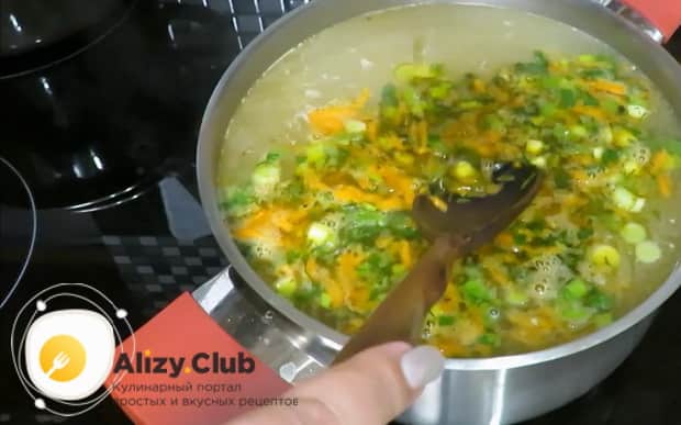 Добавьте зажарку в бульон для приготовления овощного супа с зеленым горошком