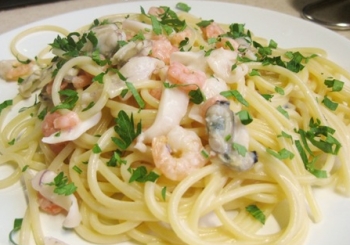 Рецепт спагетти с морепродуктами в сметанном соусе
