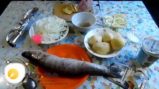 Для приготовления судака в фольге в духовке. по рецепту. нарежьте картофель