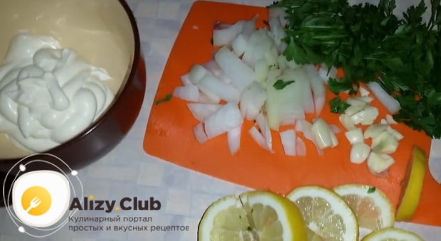 Для приготовления судака в духовке целиком. по рецепту с фото, нарежьте овощи