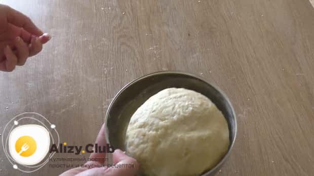 Для приготовления тарталеток с грибами разделите тесто