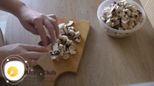 Для приготовления тарталеток с грибами нарежьте ингредиенты