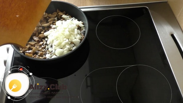 Для приготовления тарталеток с грибами добавьте натертые яйца