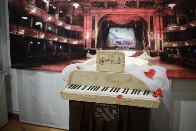 Этот роскошный рояль из белого шоколада весит 40 кг. Свое изысканное мастерство Николай совершенствовал в Академии шоколада во Франции