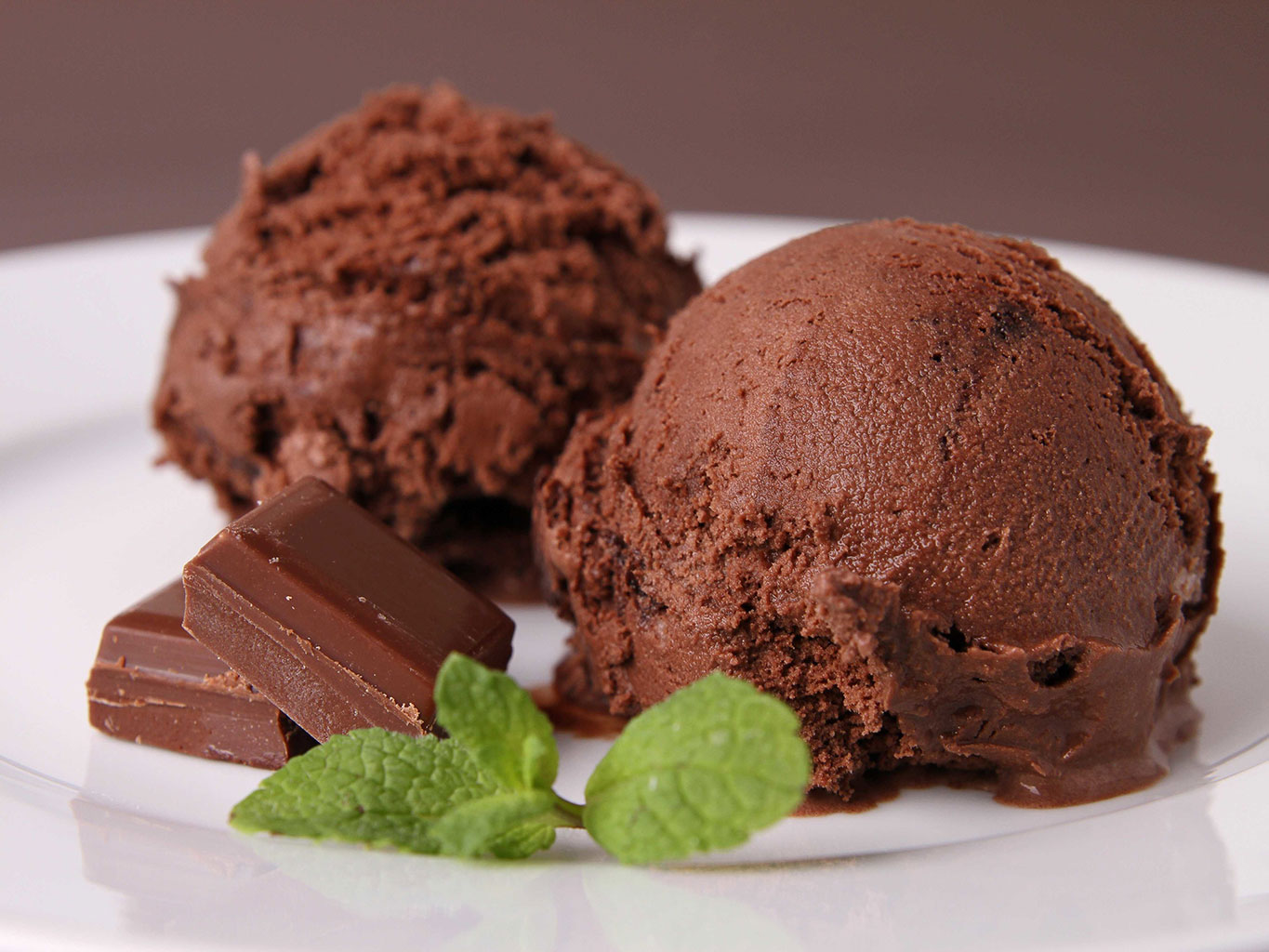 Шоколадное мороженое с шоколадом