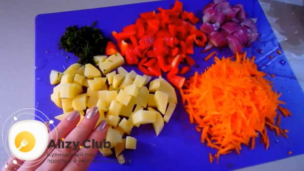 Для приготовления скумбрии запеченной в духовке с картошкой, по рецепту, нарежьте овощи