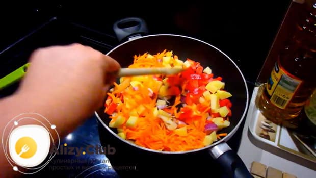Для приготовления скумбрии запеченной в духовке с картошкой, по рецепту, обжарьте овощи