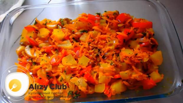 Для приготовления скумбрии запеченной в духовке с картошкой, по рецепту, выложите овощи в форму