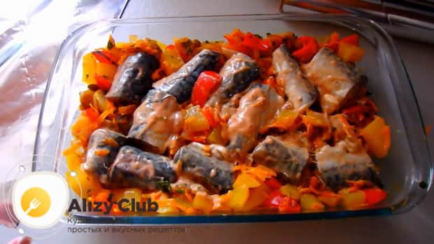 Для приготовления скумбрии запеченной в духовке с картошкой, по рецепту, выложите рыбу в фориу