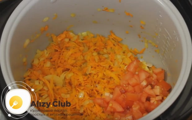 Пассеруем лук с морковкой и добавляем помидор.
