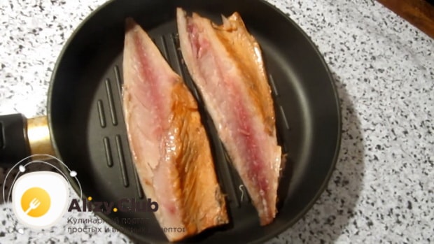 Для приготовления скумбрии в бутылке в луковой шелухе, доготовьте рыбу нв сковородке