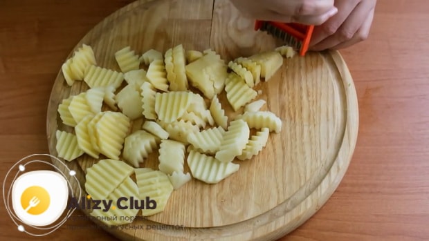 Для приготовления скумбрии запеченная в фольге в духовке, нарежьте картофель