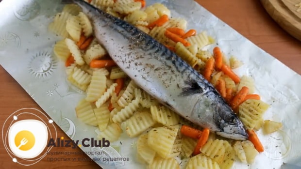 Для приготовления скумбрии запеченная в фольге в духовке, выложите на овощи рыбу