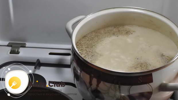 Перемешиваем суп с плавлеными сырками и доводим до кипения