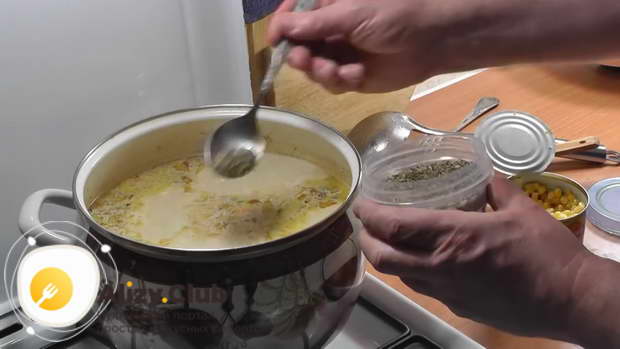 Кладем в суп с плавленым сыром по вкусу соль и орегано