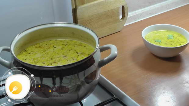 разливаем суп с плавленым сыром по тарелкам и посыпав зеленью