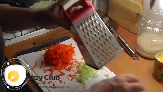 Морковь чистим, промываем и натираем на терке
