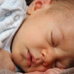 Почему у ребенка во время сна потеет голова. Стоит ли волноваться если ваш ребенок сильно потеет во сне.