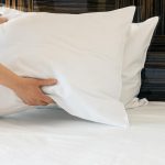 Как стирать подушки в домашних условиях? Какая разница в стирке подушек из натурального и синтетического материала