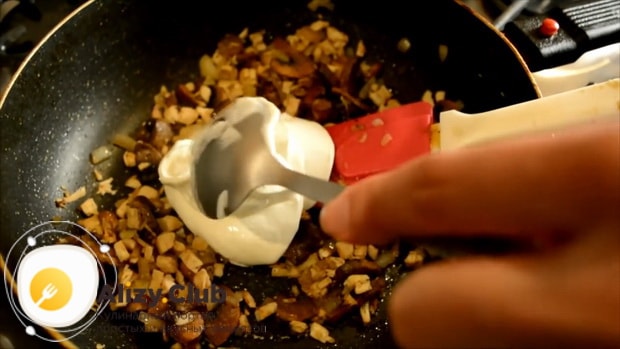 смотрите как готовится начинка для тарталеток курица с грибами 