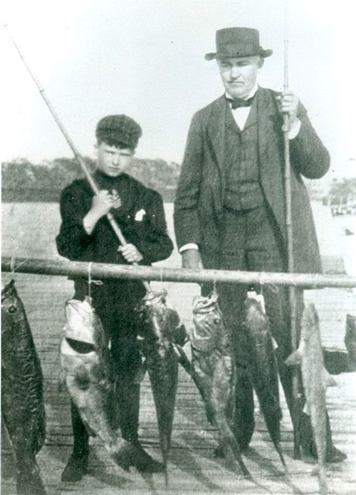 Томас Эдисон на рыбалке с сыном Чарльзом