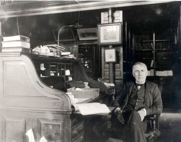 Томас Эдисон за своим рабочим столом