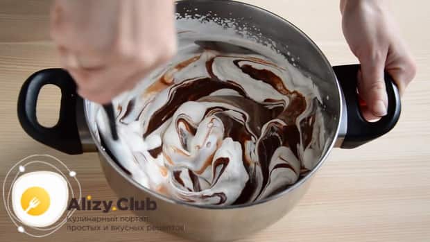 Для приготовления торта три шоколада, добавьте в сливки какао