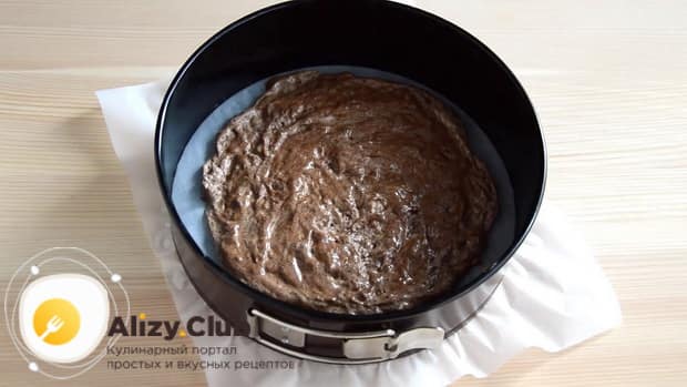 Для приготовления торта три шоколада, выпеките корж