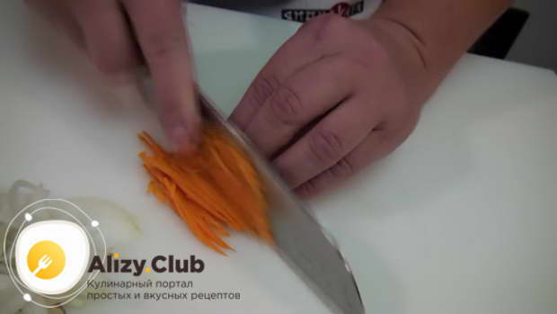 Режем очень тонкой длинной соломкой 30 г моркови