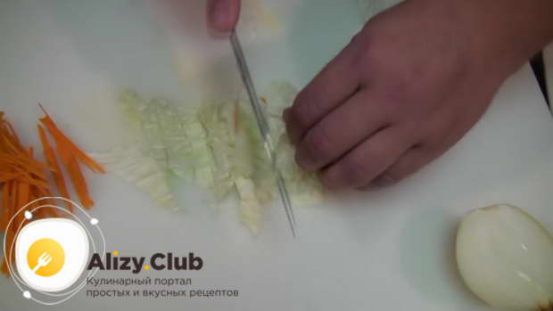Тонкую часть листа пекинской капусты нарезаем ленточками шириной 1 см