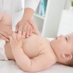 Болит живот у новорожденного — признаки, причины, что делать – как помочь малышу? Причины болей в животе у новорождённого