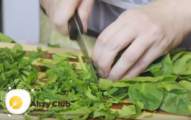 Узнайте, как приготовить зеленый борщ с щавелем.